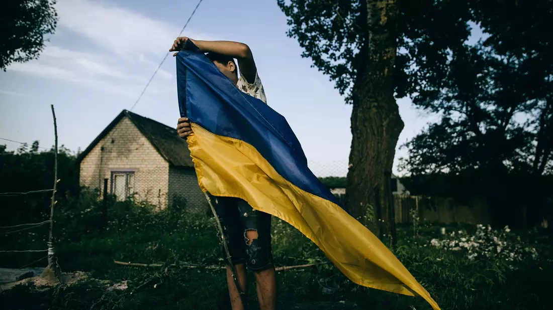 Stabilisierungspunkt in der Nähe von Bachmut der 5. Sturmbrigade und des 77. Hospitaliterbataillon. Ein freiwilliges Bataillon von Kampfsanitätern hilft hier. Die ukrainische Fotografin Julia Kochetova gewann den ersten Preis für ihr Projekt «Krieg ist persönlich». - Bild: Julia Kochetova/World Press Photo/dpa