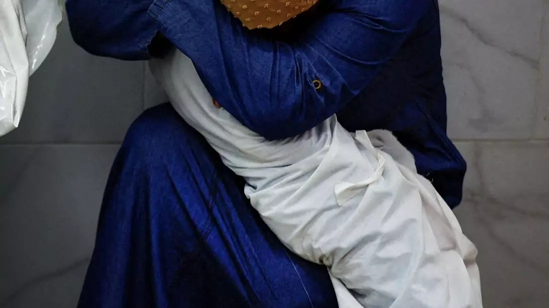 Die Palästinenserin Inas Abu Maamar, 36, umarmt im Nasser-Krankenhaus in Chan Junis die Leiche ihrer 5-jährigen Nichte Saly, die bei einem israelischen Angriff getötet wurde. Das Bild von Mohammed Salem wurde als Weltpressefoto 2024 ausgezeichnet. mit dem ersten Preis aus. - Bild: Mohammed Salem/Reuters/dpa