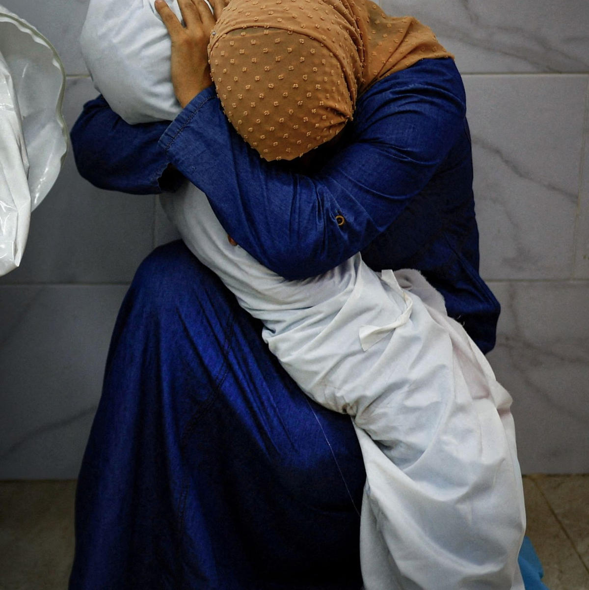 Die Palästinenserin Inas Abu Maamar, 36, umarmt im Nasser-Krankenhaus in Chan Junis die Leiche ihrer 5-jährigen Nichte Saly, die bei einem israelischen Angriff getötet wurde. Das Bild von Mohammed Salem wurde als Weltpressefoto 2024 ausgezeichnet. mit dem ersten Preis aus. - Foto: Mohammed Salem/Reuters/dpa