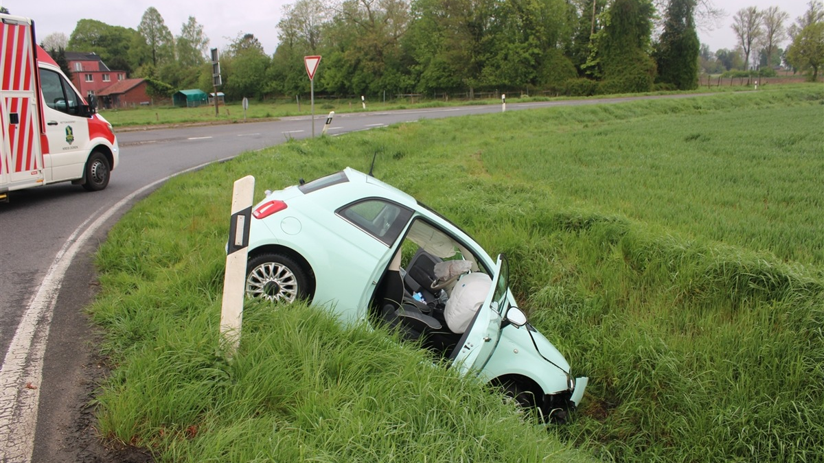 POL-DN: Unfall auf der L226 - Pkw landet im Graben - Foto: presseportal.de