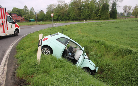 POL-DN: Unfall auf der L226 - Pkw landet im Graben - Foto: presseportal.de