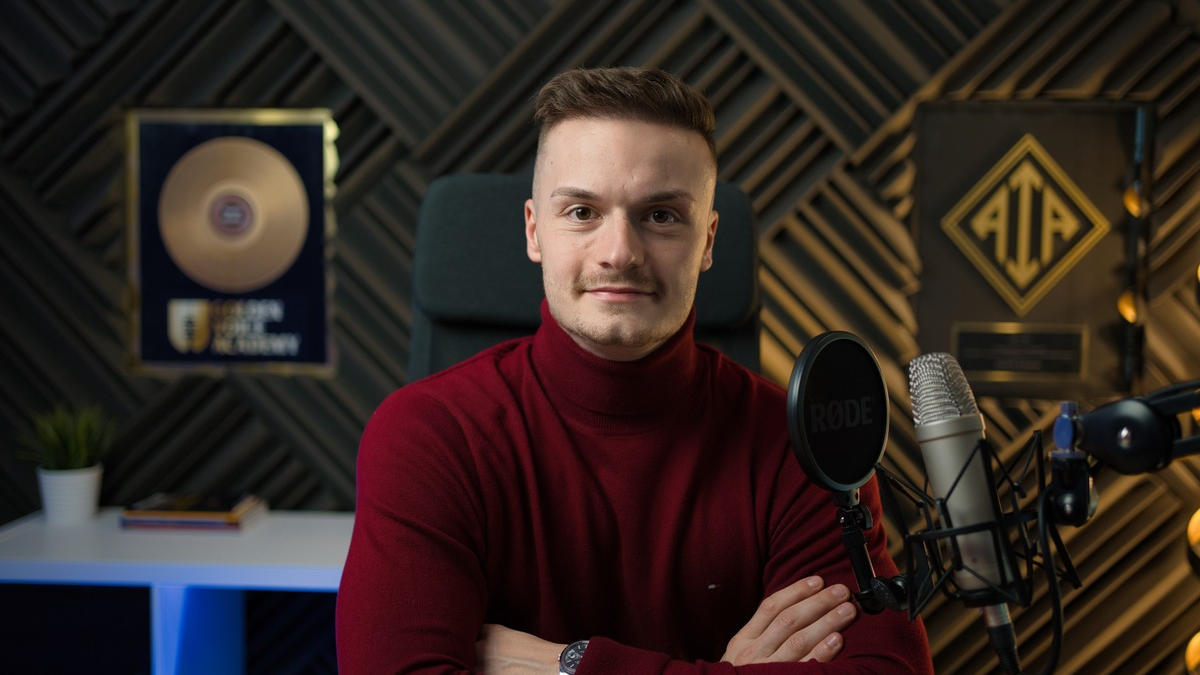 Nick Delingat über die Arbeit als Sprecher bei der Golden Voice Academy - Foto: presseportal.de
