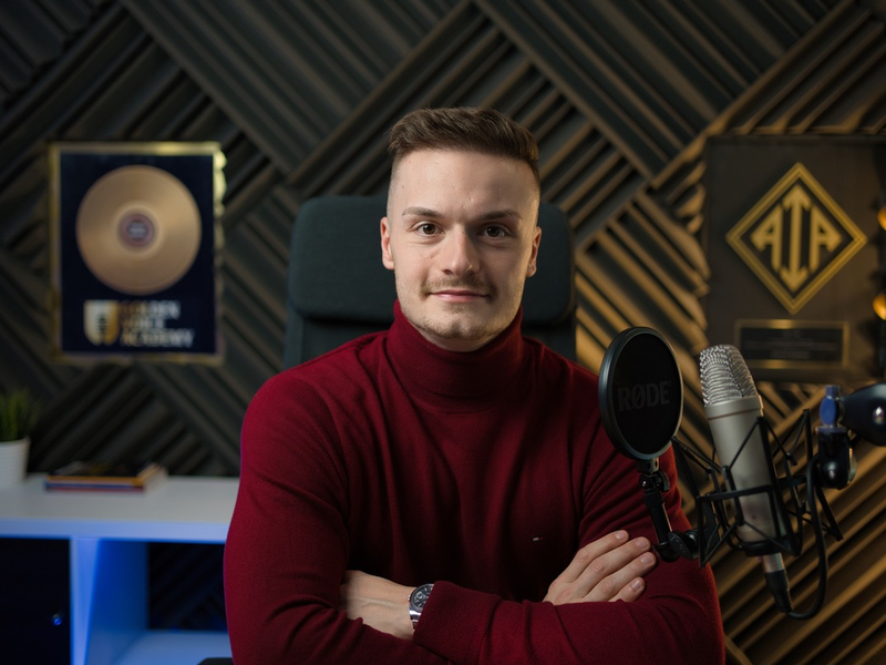 Nick Delingat über die Arbeit als Sprecher bei der Golden Voice Academy - Foto: presseportal.de