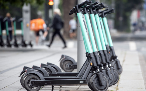 E-Tretroller stehen am Straßenrand. - Foto: Federico Gambarini/dpa