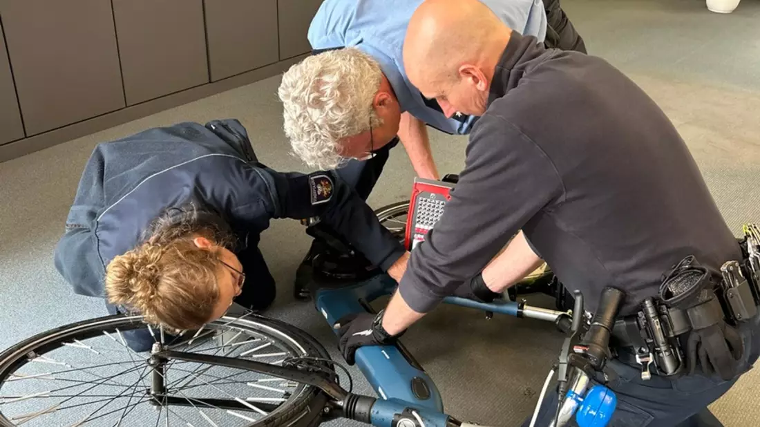 POL-OF: Erfolgreiche Fahrradcodieraktion der Polizeistation Hanau I und der Stadtpolizei Hanau - Weiterer Termin am 2. Mai 2024 - Bild: presseportal.de