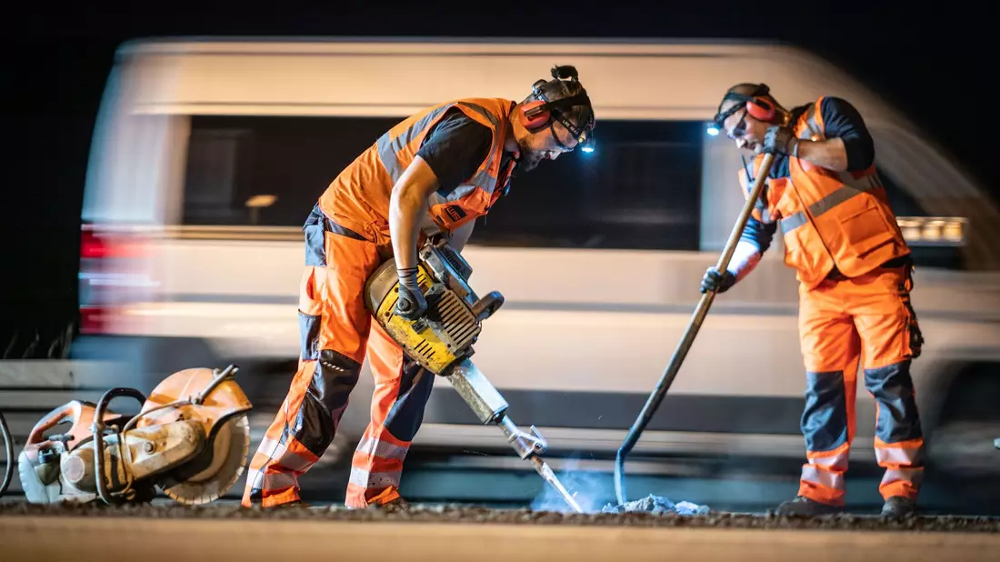 Die Berufsgenossenschaft der Bauwirtschaft hat die Beschäftigten auf Baustellen aufgerufen, den eigenen Gehörschutz ernster zu nehmen (Symbolbild/Archivbild). - Bild: Frank Rumpenhorst/dpa