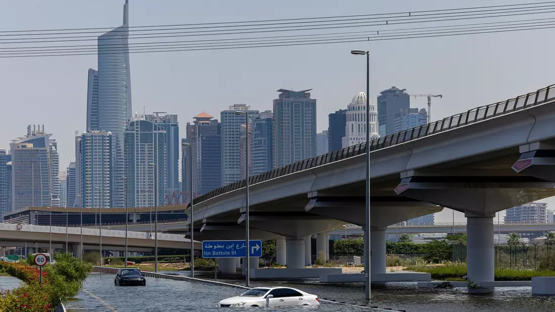 Überschwemmungen in Dubai im vergangenen Frühjahr. Wegen steigender Temperaturen kommt es nach Einschätzung der Klimawissenschaftler der Munich Re auch in Weltregionen zu schweren Unwettern, in denen solche Extremereignisse bisher quasi unbekannt waren. - Bild: Christopher Pike/AP/dpa