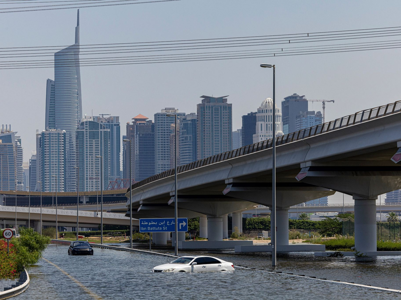 Überschwemmungen in Dubai im vergangenen Frühjahr. Wegen steigender Temperaturen kommt es nach Einschätzung der Klimawissenschaftler der Munich Re auch in Weltregionen zu schweren Unwettern, in denen solche Extremereignisse bisher quasi unbekannt waren. - Foto: Christopher Pike/AP/dpa
