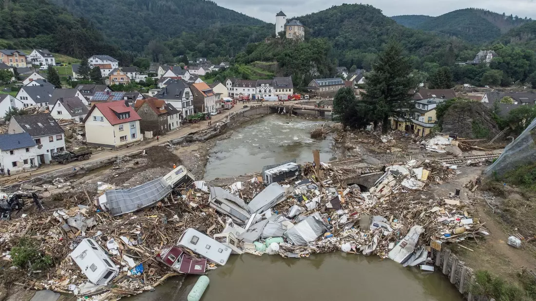 Meterhoch türmen sich im Juli 2021 wenige Tage nach der Flutkatastrophe Wohnwagen, Gastanks, Bäume und Schrott an einer Brücke über die Ahr in Altenahr-Kreuzberg. - Bild: Boris Roessler/dpa
