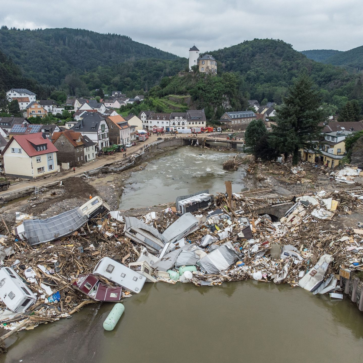 Meterhoch türmen sich im Juli 2021 wenige Tage nach der Flutkatastrophe Wohnwagen, Gastanks, Bäume und Schrott an einer Brücke über die Ahr in Altenahr-Kreuzberg. - Foto: Boris Roessler/dpa