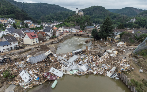 Meterhoch türmen sich im Juli 2021 wenige Tage nach der Flutkatastrophe Wohnwagen, Gastanks, Bäume und Schrott an einer Brücke über die Ahr in Altenahr-Kreuzberg. - Foto: Boris Roessler/dpa Meterhoch türmen sich im Juli 2021 wenige Tage nach der Flutkatastrophe Wohnwagen, Gastanks, Bäume und Schrott an einer Brücke über die Ahr in Altenahr-Kreuzberg. - Foto: Boris Roessler/dpa