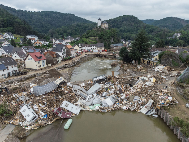 Meterhoch türmen sich im Juli 2021 wenige Tage nach der Flutkatastrophe Wohnwagen, Gastanks, Bäume und Schrott an einer Brücke über die Ahr in Altenahr-Kreuzberg. - Foto: Boris Roessler/dpa