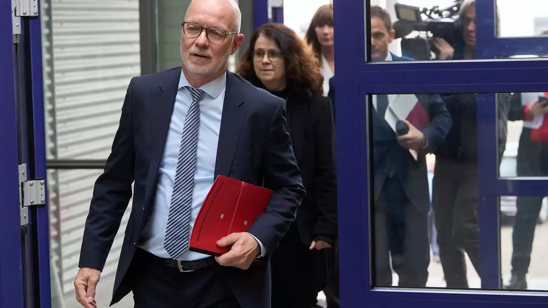«Wir wissen, wie viel Trauer und Erschütterung die Katastrophe ausgelöst hat und wie viele traumatisiert zurückgeblieben sind»: der leitende Oberstaatsanwalt Mario Mannweiler. - Bild: Thomas Frey/dpa