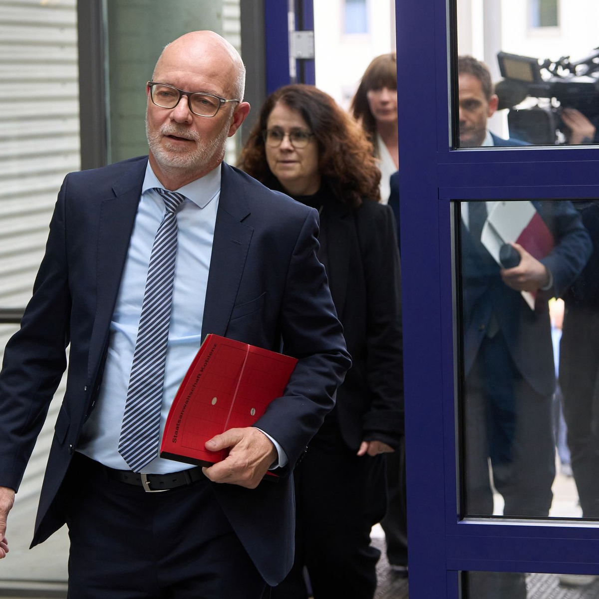 «Wir wissen, wie viel Trauer und Erschütterung die Katastrophe ausgelöst hat und wie viele traumatisiert zurückgeblieben sind»: der leitende Oberstaatsanwalt Mario Mannweiler. - Foto: Thomas Frey/dpa