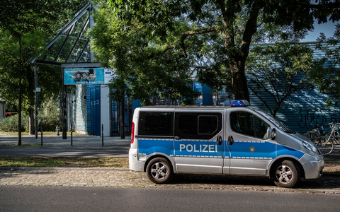 Sicherheitsmaßnahme: Ein Polizeifahrzeug steht im vergangenen Sommer vor einem Freibad in Berlin-Neukölln. - Foto: Paul Zinken/dpa