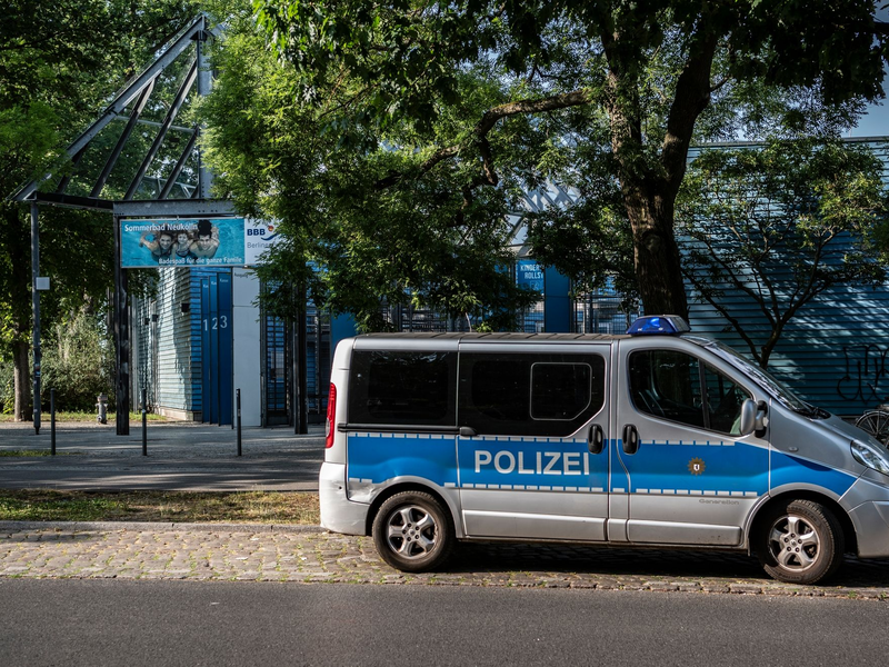 Sicherheitsmaßnahme: Ein Polizeifahrzeug steht im vergangenen Sommer vor einem Freibad in Berlin-Neukölln. - Foto: Paul Zinken/dpa