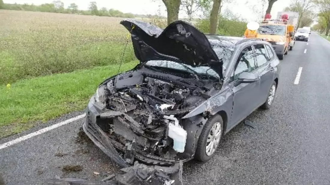 POL-CUX: Verkehrsunfall nach misslungenem Überholmanöver in Stinstedt - Fahrzeugführerin schwer verletzt (Lichtbild in der Anlage) - Bild: presseportal.de