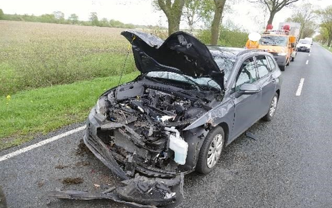 POL-CUX: Verkehrsunfall nach misslungenem Überholmanöver in Stinstedt - Fahrzeugführerin schwer verletzt (Lichtbild in der Anlage) - Foto: presseportal.de