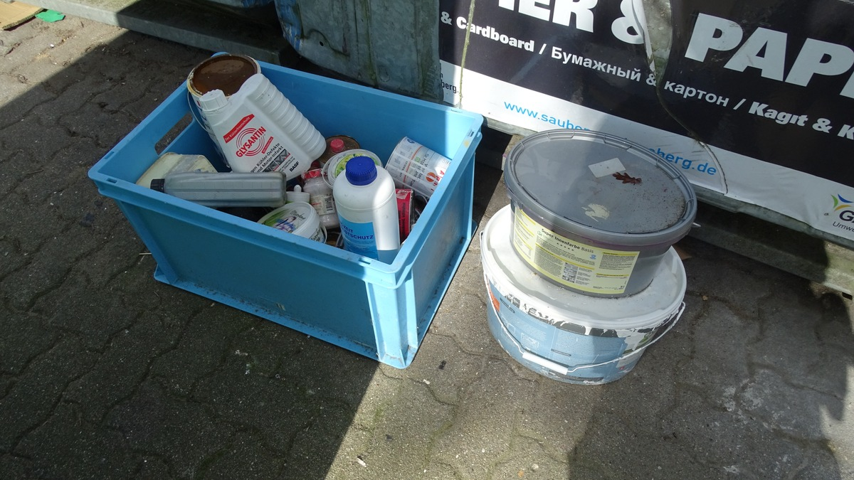 POL-SE: Elmshorn - Unzulässige Ablagerung von Farbeimern und Flaschen - Polizei sucht Zeugen - Foto: presseportal.de