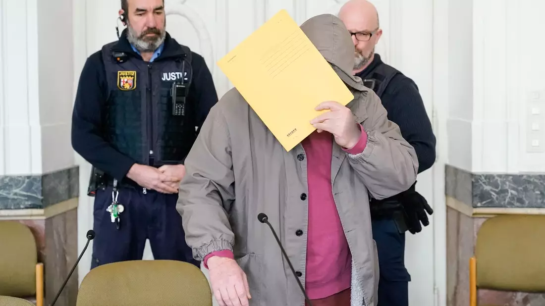 Der Angeklagte wurde zu zwölf Jahren Haft verurteilt. - Bild: Uwe Anspach/dpa