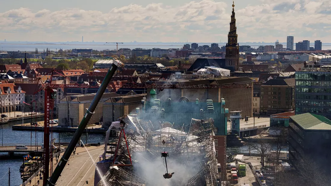 Das zerstörte Gebäude der alten Börse in Kopenhagen. Wieso das Feuer ausbrach, ist immer noch unklar. - Bild: Liselotte Sabroe/Ritzau Scanpix Foto/AP/dpa