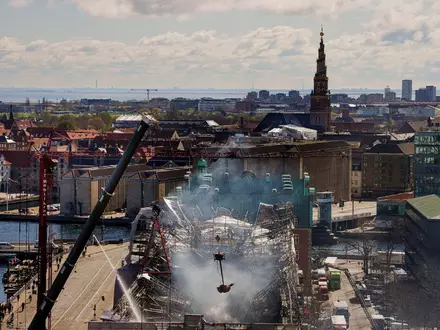 Das zerstörte Gebäude der alten Börse in Kopenhagen. Wieso das Feuer ausbrach, ist immer noch unklar. - Foto: Liselotte Sabroe/Ritzau Scanpix Foto/AP/dpa