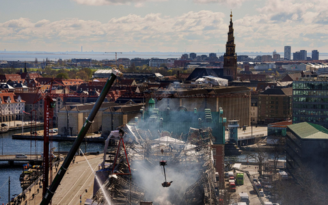 Das zerstörte GebÀude der alten Börse in Kopenhagen. Wieso das Feuer ausbrach, ist immer noch unklar. - Foto: Liselotte Sabroe/Ritzau Scanpix Foto/AP/dpa Das zerstörte GebÀude der alten Börse in Kopenhagen. Wieso das Feuer ausbrach, ist immer noch unklar. - Foto: Liselotte Sabroe/Ritzau Scanpix Foto/AP/dpa