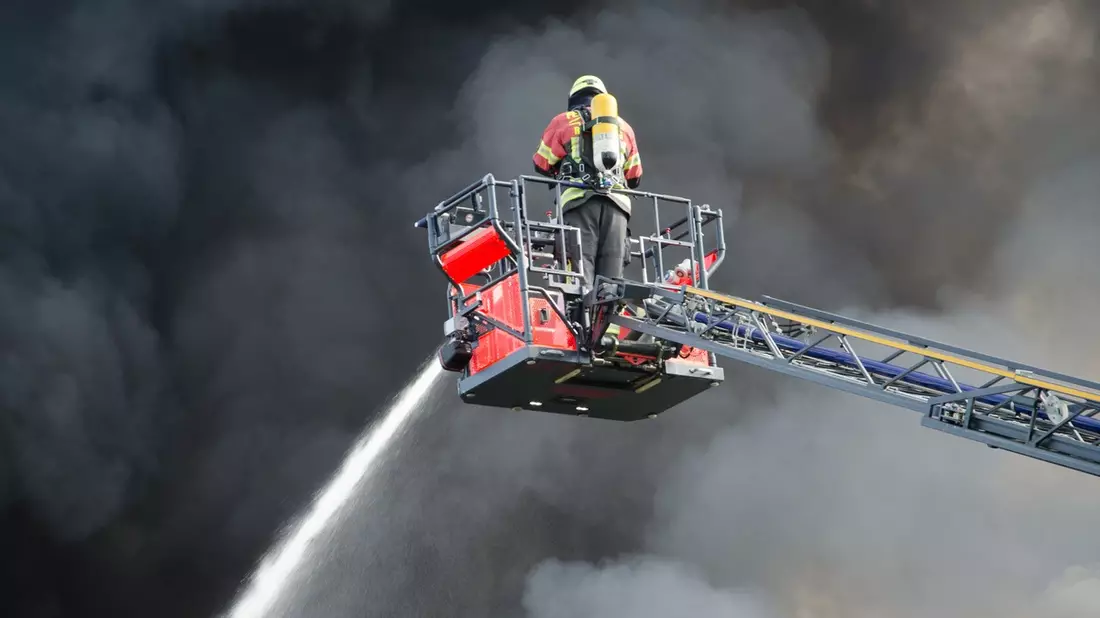 FW-RD: Feuer in Lagerhalle löst Großeinsatz aus - 150 Feuerwehrkräfte im Einsatz - Bild: presseportal.de