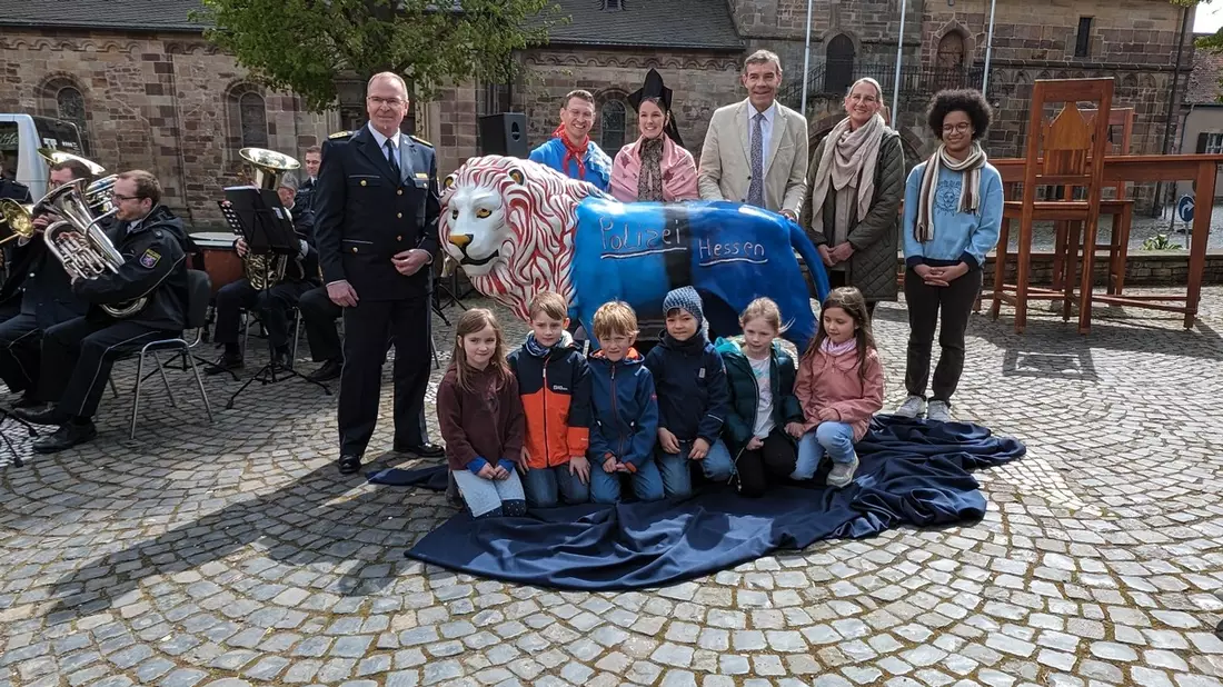 POL-HPE: Hessentagsvorbereitungen auf der Zielgeraden - Enthüllung des Hessentagslöwen zwischen Dom und Rathaus Fritzlar läutet Schlussspurt ein - Bild: presseportal.de