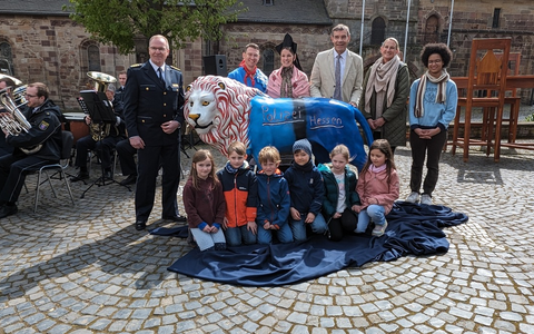 POL-HPE: Hessentagsvorbereitungen auf der Zielgeraden - Enthüllung des Hessentagslöwen zwischen Dom und Rathaus Fritzlar läutet Schlussspurt ein - Foto: presseportal.de POL-HPE: Hessentagsvorbereitungen auf der Zielgeraden - Enthüllung des Hessentagslöwen zwischen Dom und Rathaus Fritzlar läutet Schlussspurt ein - Foto: presseportal.de