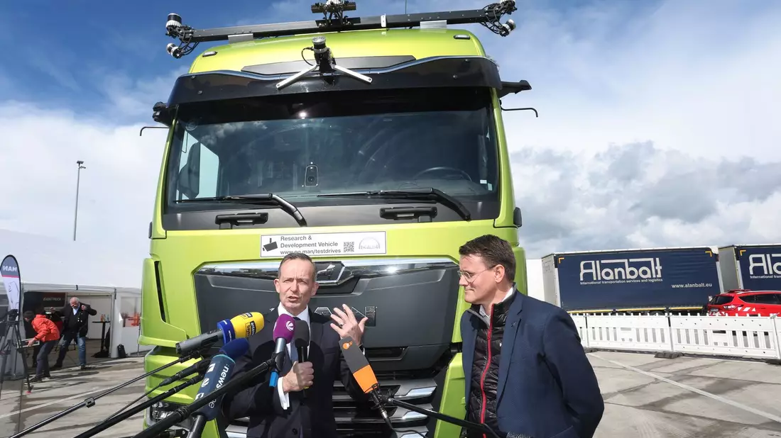 Fuhr bei einem fahrerlosen Lastwagen mit: Bundesverkehrsminister Volker Wissing (l). - Bild: Karl-Josef Hildenbrand/dpa