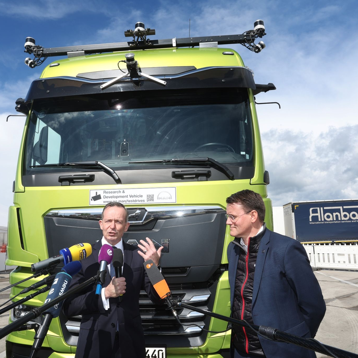 Fuhr bei einem fahrerlosen Lastwagen mit: Bundesverkehrsminister Volker Wissing (l). - Foto: Karl-Josef Hildenbrand/dpa