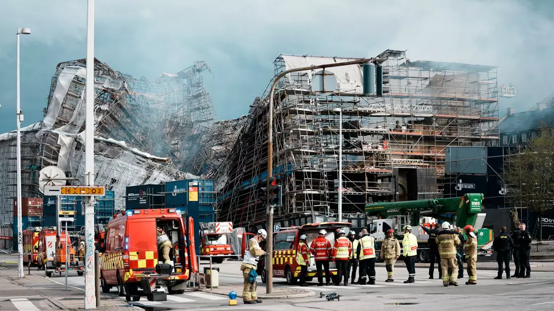 Die Außenwand der alten Börse ist in Richtung Boersgade eingestürzt. - Bild: Thomas Traasdahl/Ritzau Scanpix Foto/AP/dpa