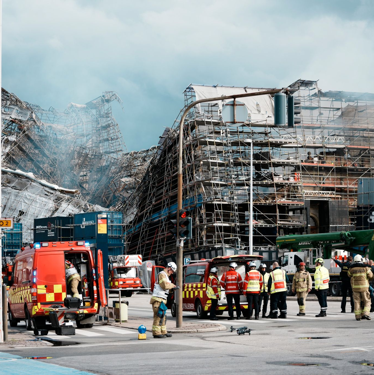 Die Außenwand der alten Börse ist in Richtung Boersgade eingestürzt. - Foto: Thomas Traasdahl/Ritzau Scanpix Foto/AP/dpa