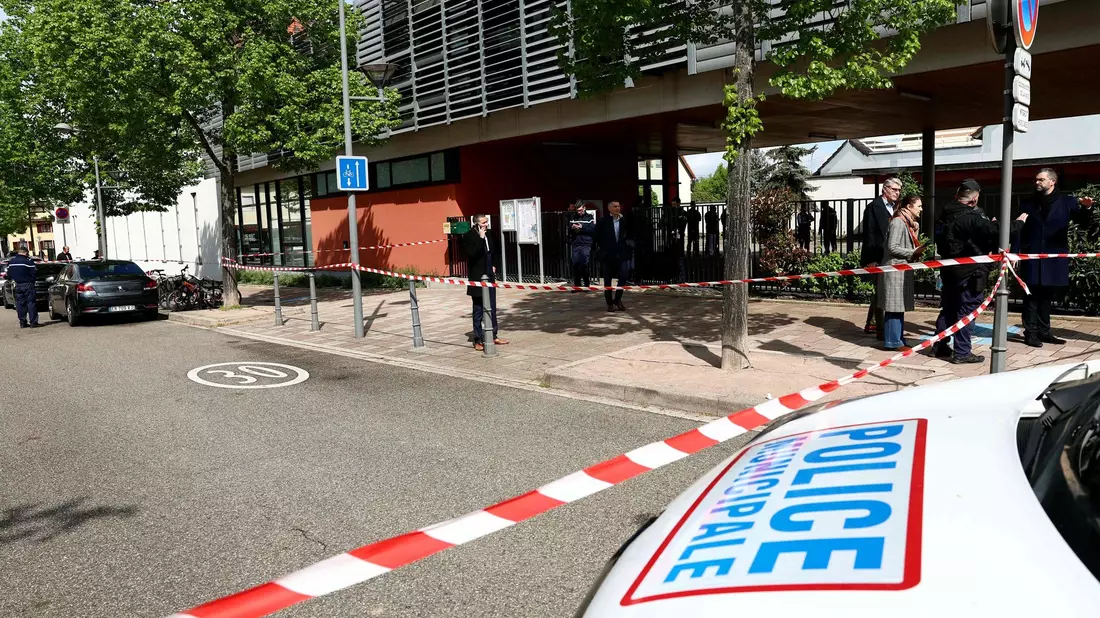 Der Tatort in der Nähe der Schule: Der mutmaßliche Täter ist vorher nicht wegen Radikalisierung aufgefallen. - Bild: Frederick Florin/AFP/dpa