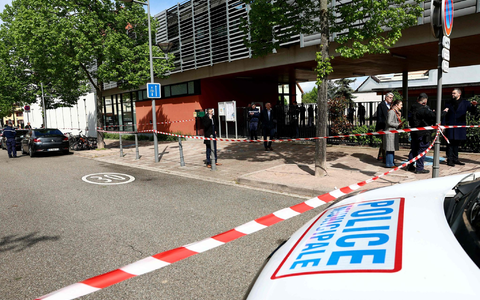 Der Tatort in der Nähe der Schule: Der mutmaßliche Täter ist vorher nicht wegen Radikalisierung aufgefallen. - Foto: Frederick Florin/AFP/dpa