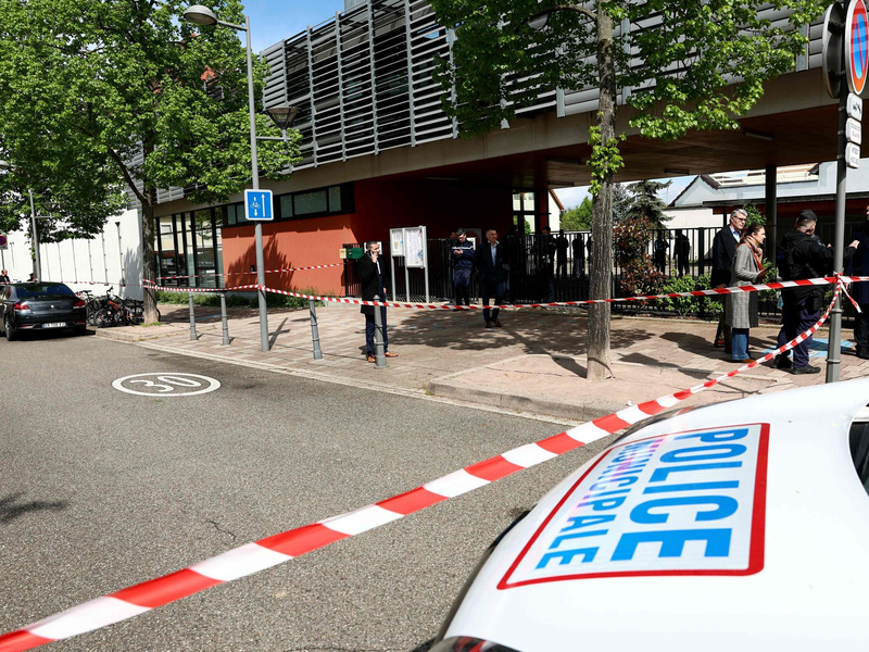 Der Tatort in der Nähe der Schule: Der mutmaßliche Täter ist vorher nicht wegen Radikalisierung aufgefallen. - Foto: Frederick Florin/AFP/dpa