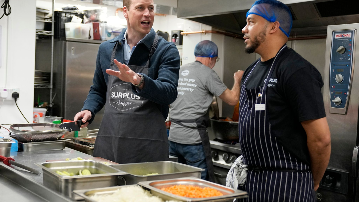 Prinz William (l) hilft dem Chefkoch Mario Confait bei der Herstellung von Bolognese-Sauce. - Foto: Alastair Grant/AP Pool/AP/dpa