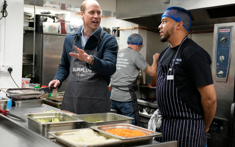 Prinz William (l) hilft dem Chefkoch Mario Confait bei der Herstellung von Bolognese-Sauce. - Foto: Alastair Grant/AP Pool/AP/dpa