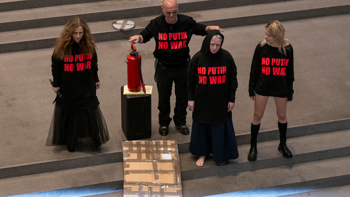 Drei Mitglieder der russischen Band Pussy Riot treten im Rahmen der Flatz-Retrospektive in der Pinakothek der Moderne mit Musik und Aktionen auf. Als zweiter von links steht der österreichische Künstler Wolfgang Flatz. - Foto: Peter Kneffel/dpa