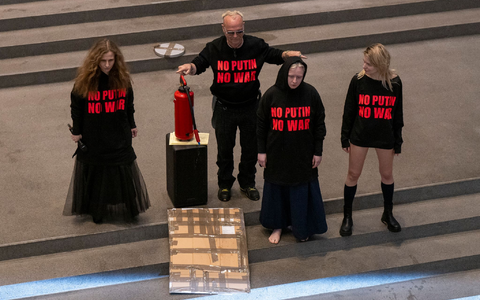 Drei Mitglieder der russischen Band Pussy Riot treten im Rahmen der Flatz-Retrospektive in der Pinakothek der Moderne mit Musik und Aktionen auf. Als zweiter von links steht der österreichische Künstler Wolfgang Flatz. - Foto: Peter Kneffel/dpa