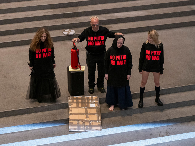 Drei Mitglieder der russischen Band Pussy Riot treten im Rahmen der Flatz-Retrospektive in der Pinakothek der Moderne mit Musik und Aktionen auf. Als zweiter von links steht der österreichische Künstler Wolfgang Flatz. - Foto: Peter Kneffel/dpa