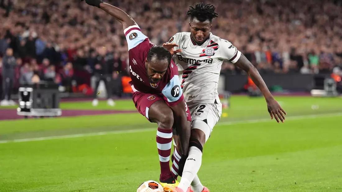 Torschütze und ständiger Unruheherd: West Hams Michail Antonio (l) im Zweikampf mit Leverkusens Edmond Tapsoba. - Bild: John Walton/PA Wire/dpa