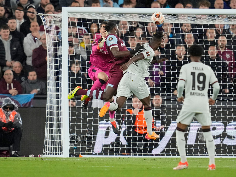 Leverkusens Cheftrainer Xabi Alonso (2.v.l) feiert mit seinen Spielern. - Foto: Kin Cheung/AP