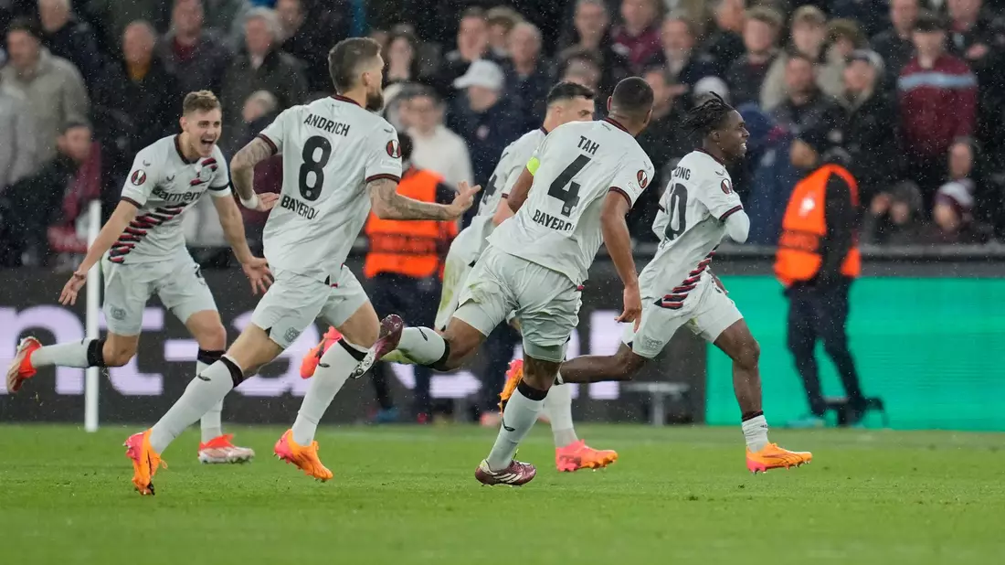 Jeremie Frimpong (r) erlöst Leverkusen mit seinem Ausgleichstor spät. - Bild: Kin Cheung/AP