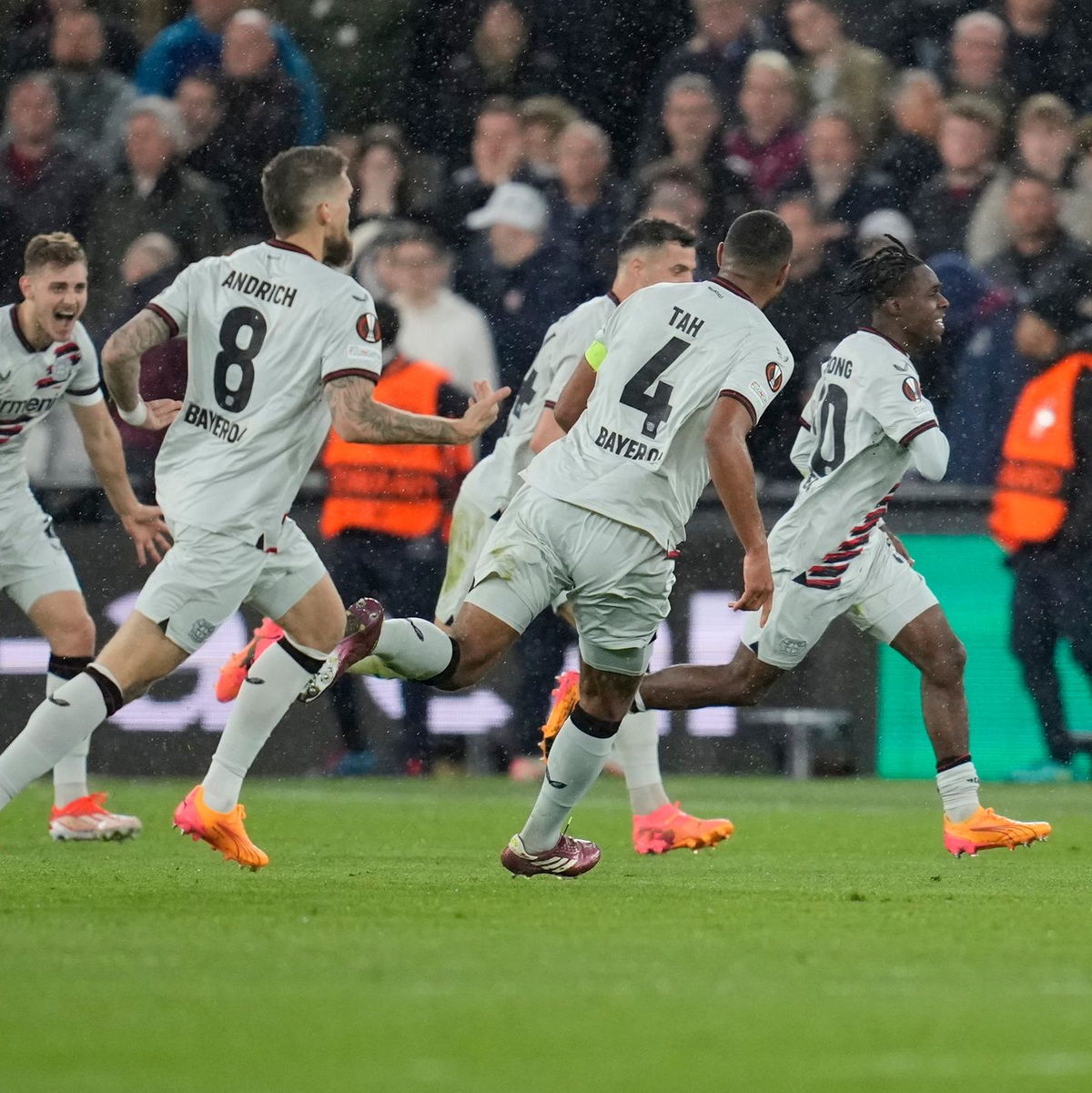 Jeremie Frimpong (r) erlöst Leverkusen mit seinem Ausgleichstor spät. - Foto: Kin Cheung/AP