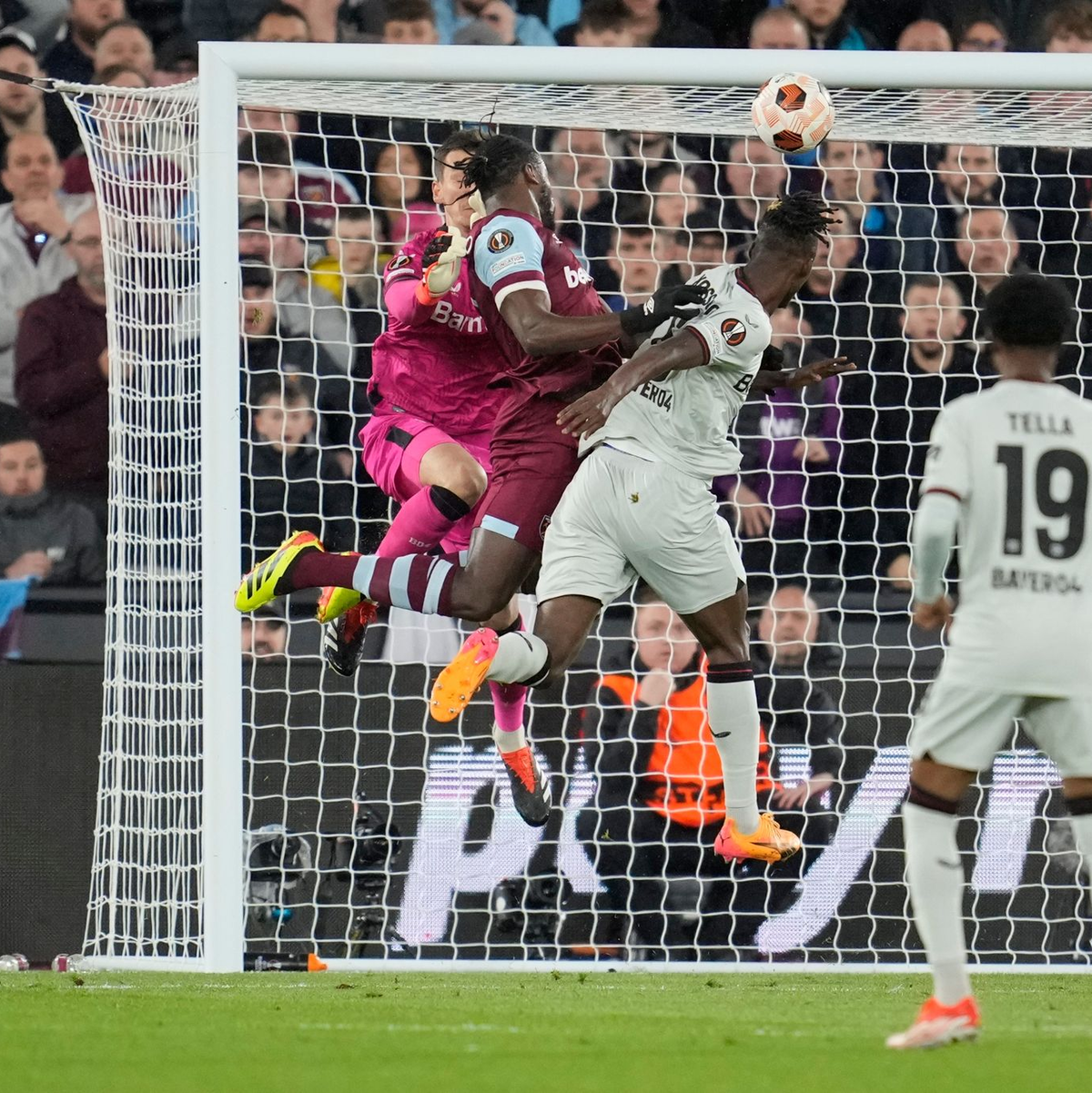Der frühe Treffer durch Michail Antonio (M) setzt die Werkself unter Druck. - Foto: Kin Cheung/AP