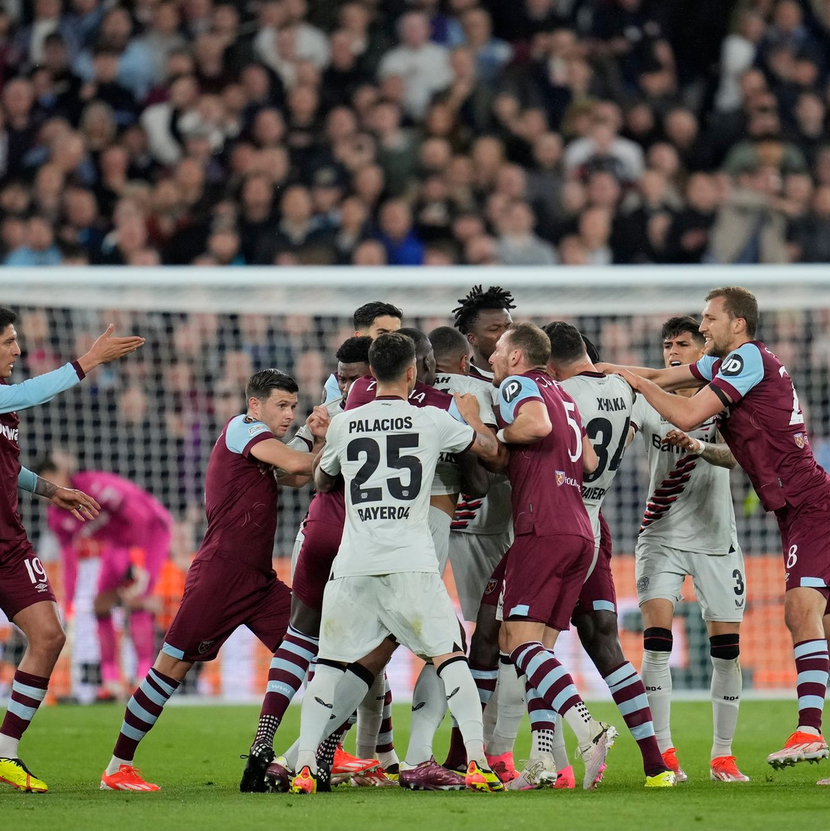 In einer aufgeheizten Partie verteilte der Schiedsrichter zehn gelbe Karten und schickte zwei Co-Trainer vom Feld. - Foto: Kin Cheung/AP