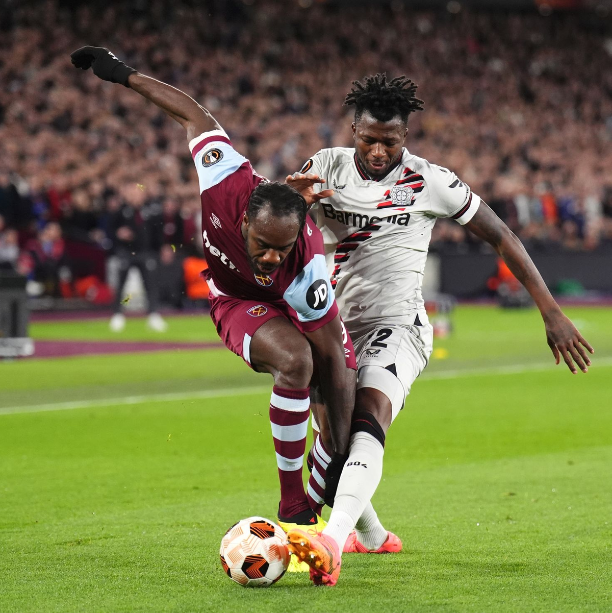 Torschütze und ständiger Unruheherd: West Hams Michail Antonio (l) im Zweikampf mit Leverkusens Edmond Tapsoba. - Foto: John Walton/PA Wire/dpa