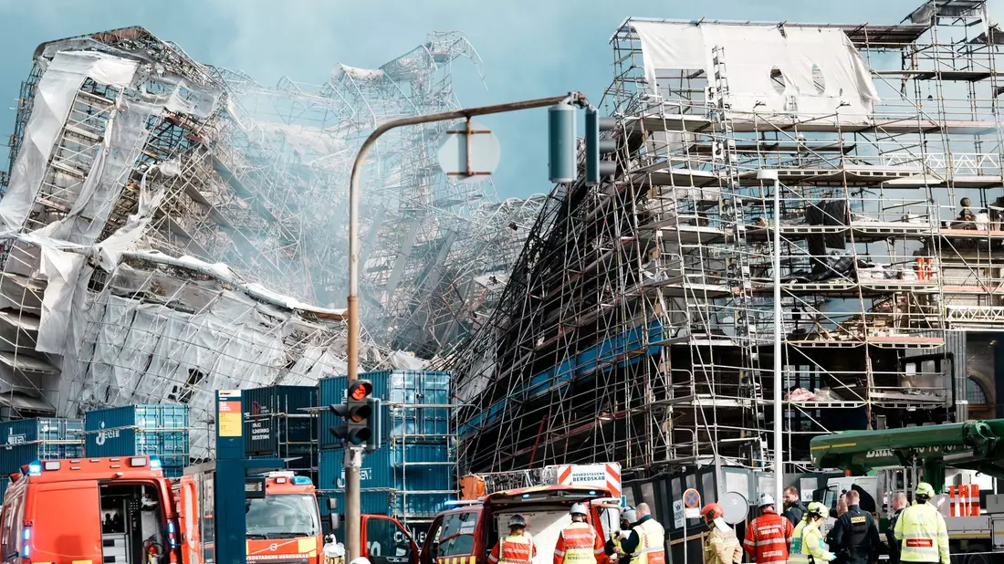 Das Mauerwerk der ausgebrannten Hälfte der historischen Börse in Kopenhagen ist eingestürzt. - Bild: Thomas Traasdahl/Ritzau Scanpix Foto/AP/dpa